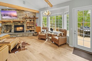 Téléviseur, foyer, table de baby-foot, table de ping-pong