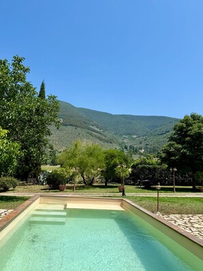 Hồ bơi ngoài trời phục vụ theo mùa, ghế dài tắm nắng 