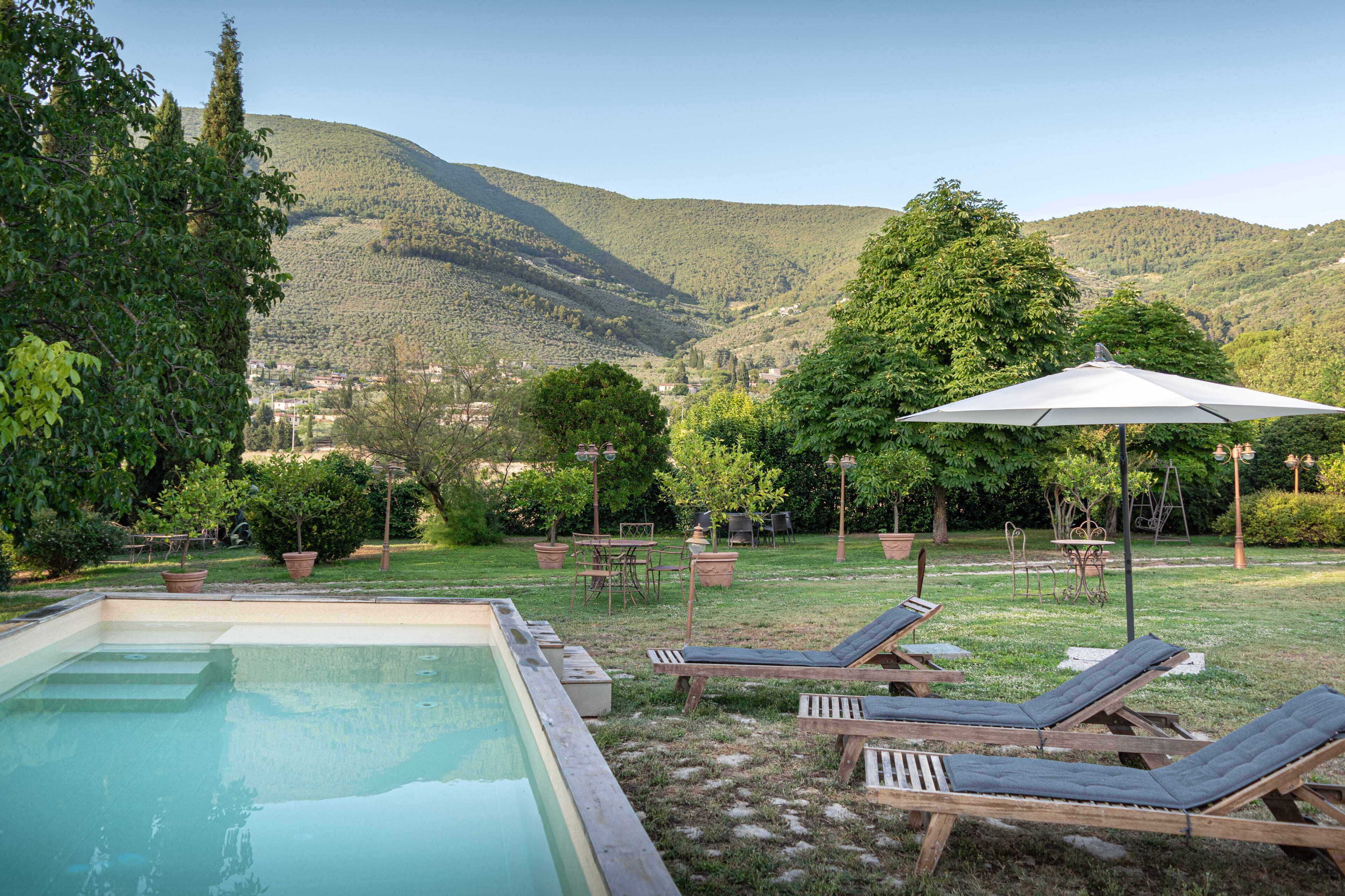 Piscina stagionale all'aperto, lettini