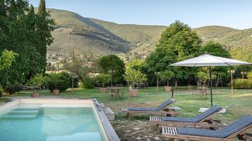 Piscina stagionale all'aperto, lettini