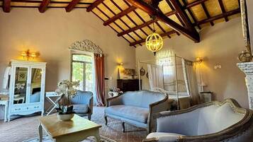 Luxury-Suite, Poolblick | Daunenbettdecken, Minibar, individuell dekoriert