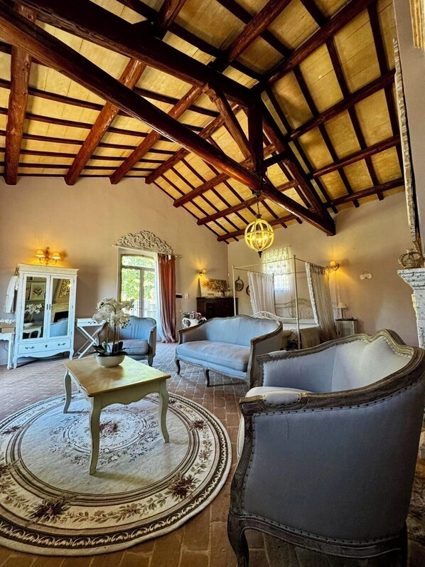 Phòng Suite Cao cấp, quang cảnh hồ bơi | Chăn bông, minibar, trang trí khác biệt 