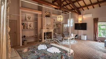 Suite Luxury, vista piscina | Copriletto in piuma, minibar, con stile personalizzato