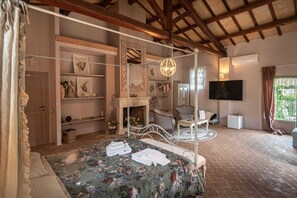 Luxury Suite, Pool View | Down comforters, minibar, individually decorated, individually furnished - Il Borgo delle Pampare (Campello sul Clitunno)