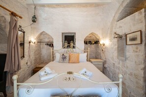 5 bedrooms, iron/ironing board, travel crib