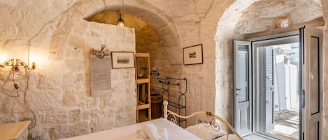 5 bedrooms, iron/ironing board, travel cot