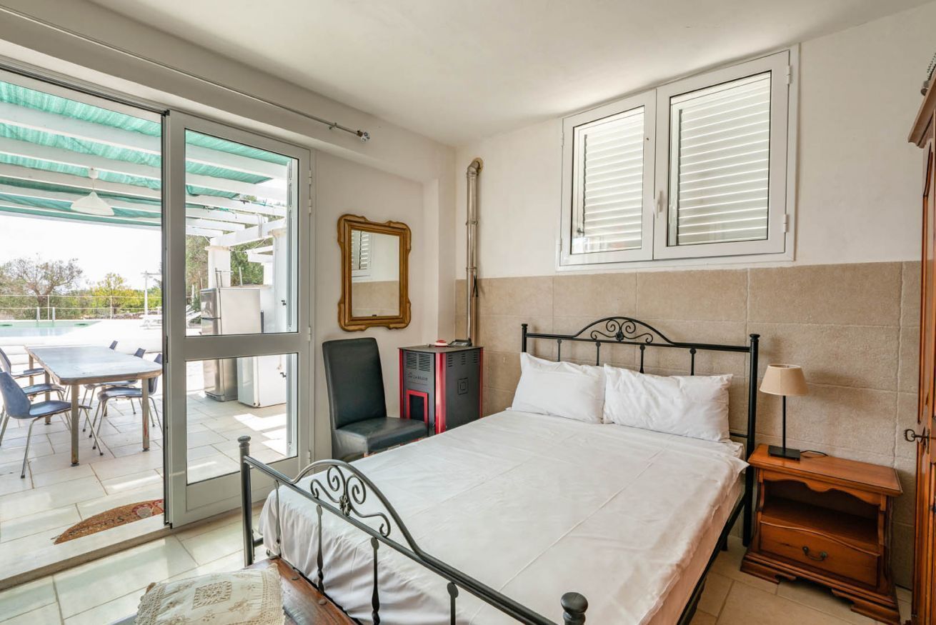 5 bedrooms, iron/ironing board, travel crib