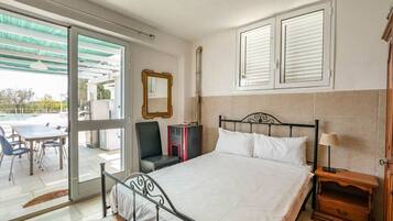 5 bedrooms, iron/ironing board, travel crib