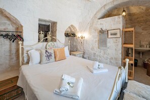 5 bedrooms, iron/ironing board, travel crib