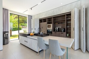 Villa, Balcony, Sea View | Private kitchen | Electric kettle, toaster