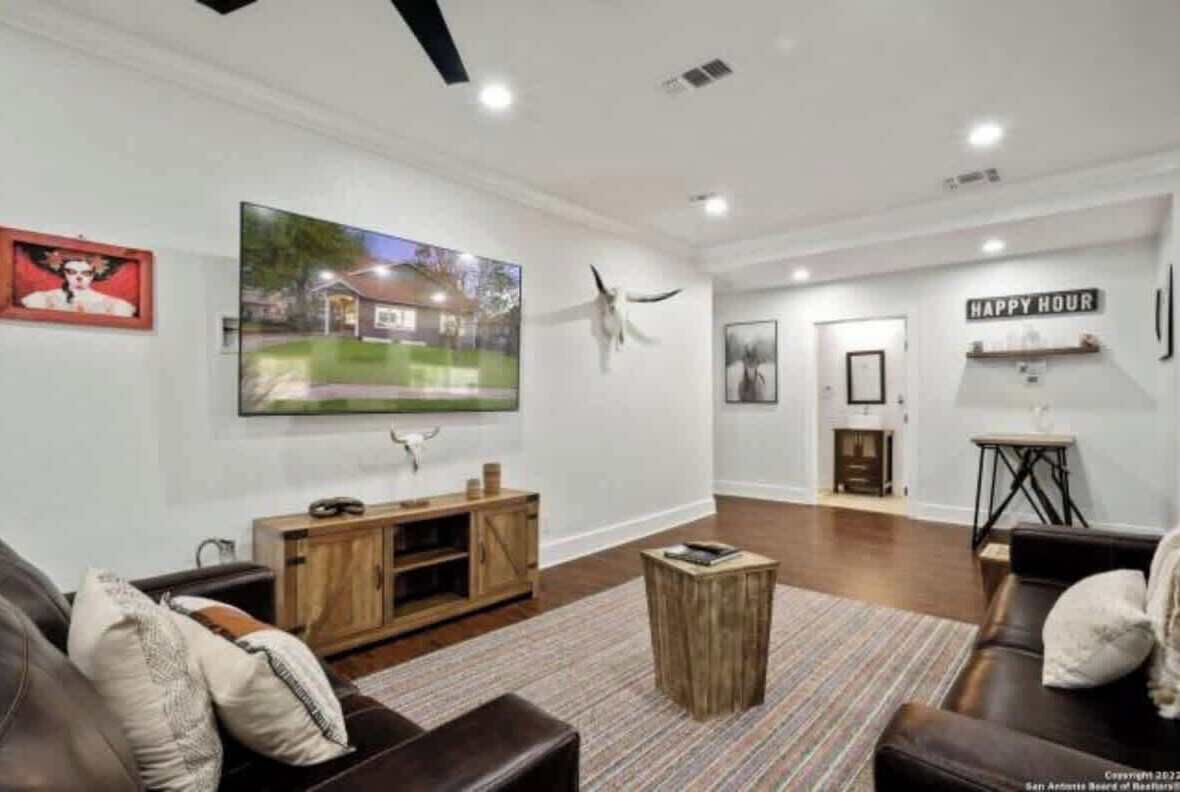 Een televisie en een kantoor