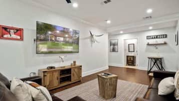 Een televisie en een kantoor