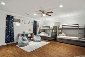4 bedrooms, iron/ironing board, WiFi, bed sheets