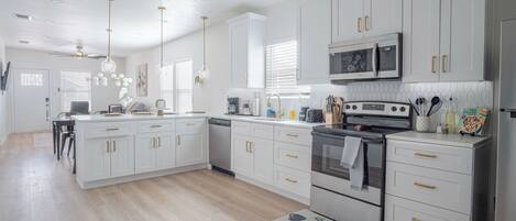 Réfrigérateur, four à micro-ondes, un four, surface de cuisson