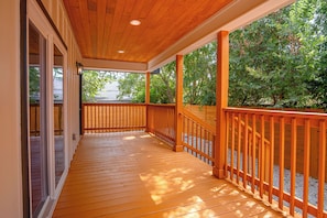 Terrace/patio - Modern 4BR/2.5BA Stylish Home Near DT & Riverwalk (San Antonio)