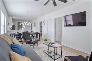TV, offices - Modern 4BR/2.5BA Stylish Home Near DT & Riverwalk (San Antonio)