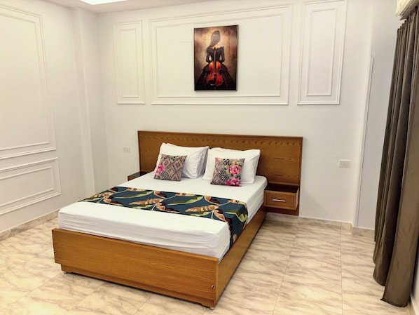 5 bedrooms, iron/ironing board, free WiFi, bed sheets