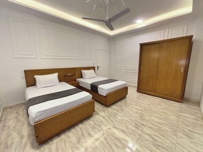 5 bedrooms, iron/ironing board, free WiFi, bed sheets