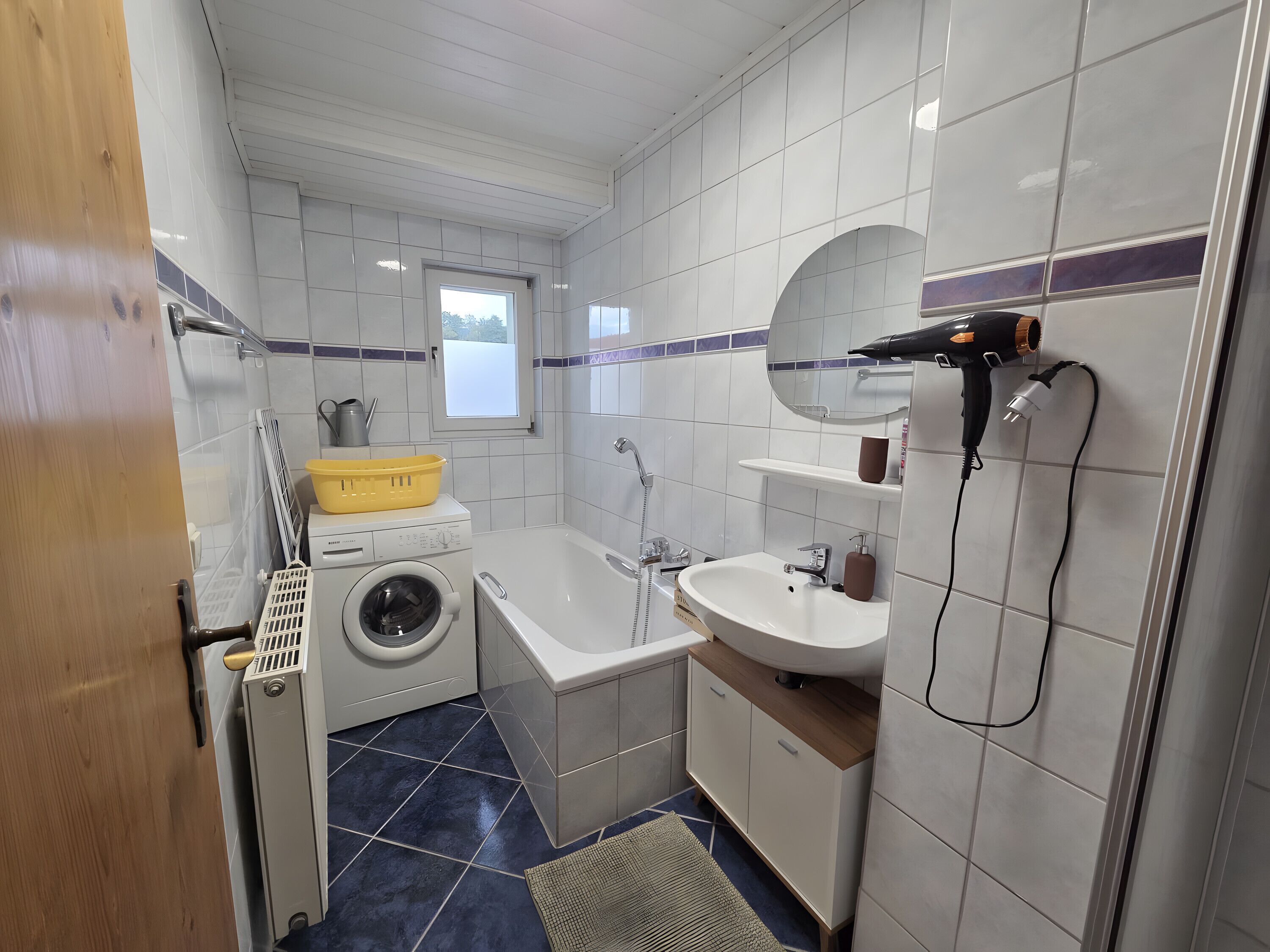 Suihku, hiustenkuivaaja, pyyhkeet