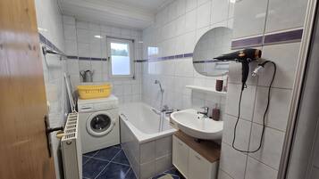 Suihku, hiustenkuivaaja, pyyhkeet