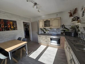 Køleskab, mikrobølgeovn, ovn, kogeplade
