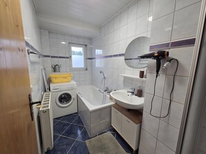 Bruser, hårtørrer, håndklæder