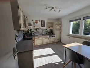 Réfrigérateur, four à micro-ondes, un four, surface de cuisson