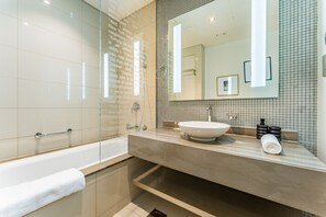 Shower, hair dryer, bidet, towels