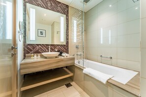 Shower, hair dryer, bidet, towels - Prime Business Bay Stay,Near Dubai Mall & Burj Khalifa with Easy Metro Access (Dubai)