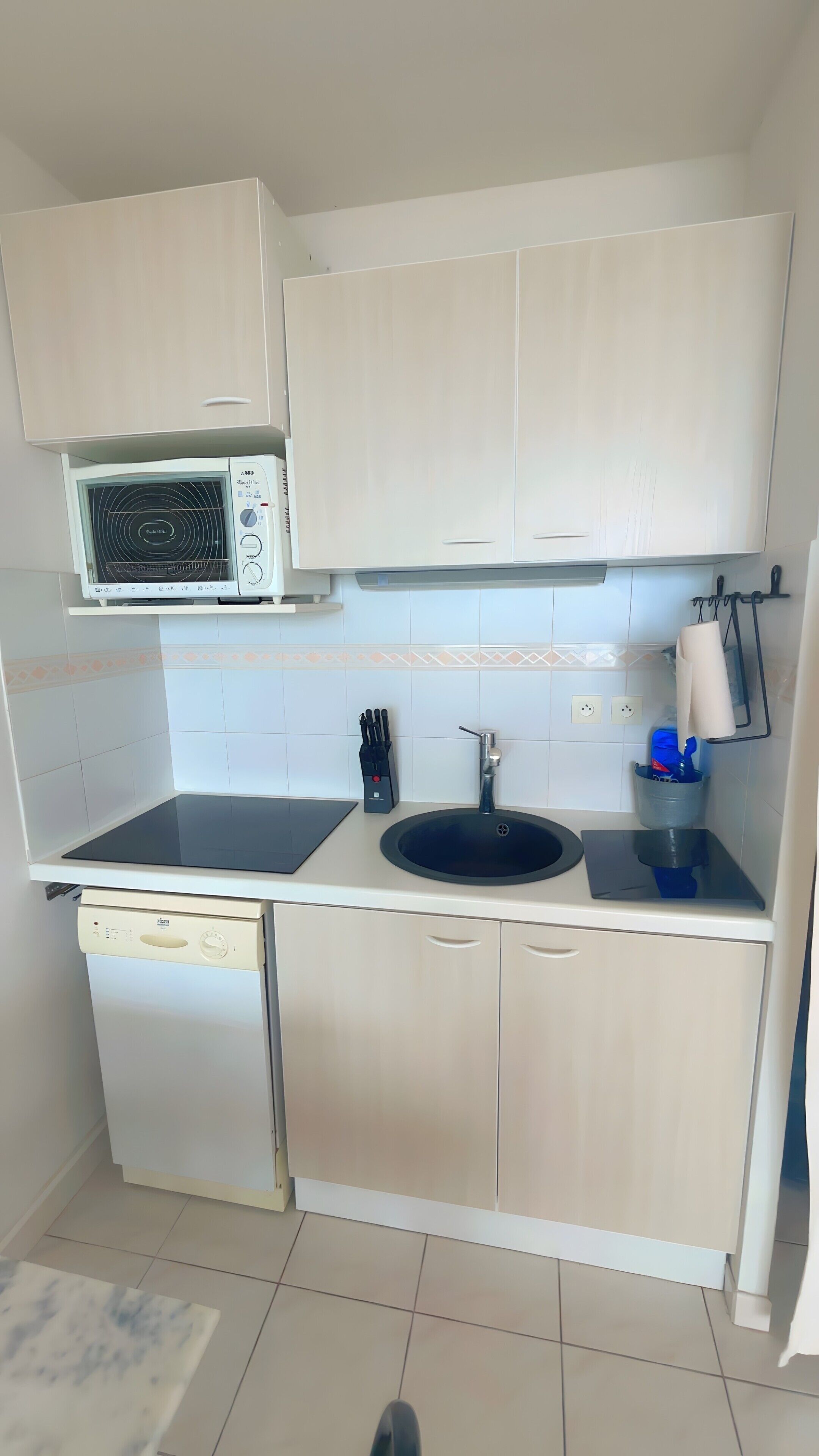 Kjøleskap, ovn, kokeplater og oppvaskmaskin