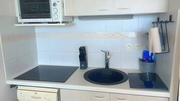 Kjøleskap, ovn, kokeplater og oppvaskmaskin