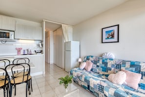 TV - Apartment 'Appartement Première Ligne Vue Mer' with Sea View, Shared Pool and Private Terrace (Frontignan)