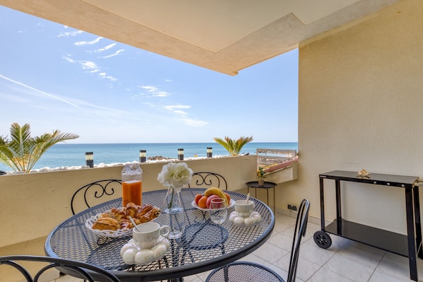 Outdoor dining - Apartment 'Appartement Première Ligne Vue Mer' with Sea View, Shared Pool and Private Terrace (Frontignan)