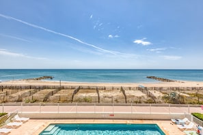 Pool - Apartment 'Appartement Première Ligne Vue Mer' with Sea View, Shared Pool and Private Terrace (Frontignan)