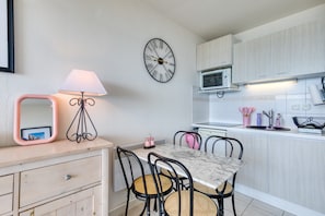 Fridge, oven, stovetop, dishwasher - Apartment 'Appartement Première Ligne Vue Mer' with Sea View, Shared Pool and Private Terrace (Frontignan)