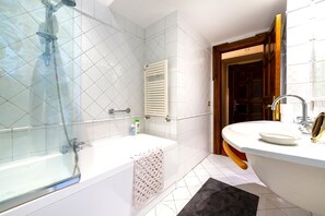 Dusche, Haartrockner, Bidet, Handtücher