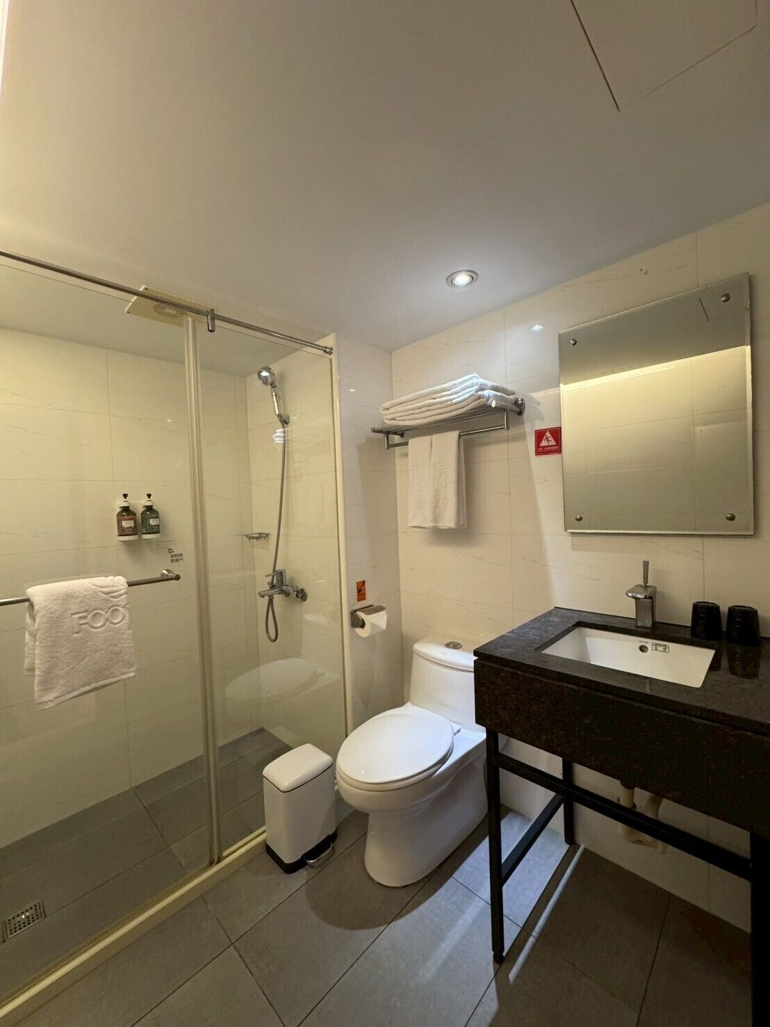 Comfort Triple Room | Bathroom | Shower, hair dryer, towels, shampoo
