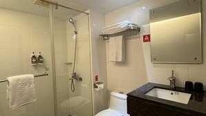 A modern bathroom with a glass-enclosed shower, a toilet, and a sink with a mirror. - Fooyee Hotel - Yizhong Branch (Taichung)