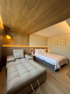 Schreibtisch, laptopgeeigneter Arbeitsplatz, kostenloses WLAN