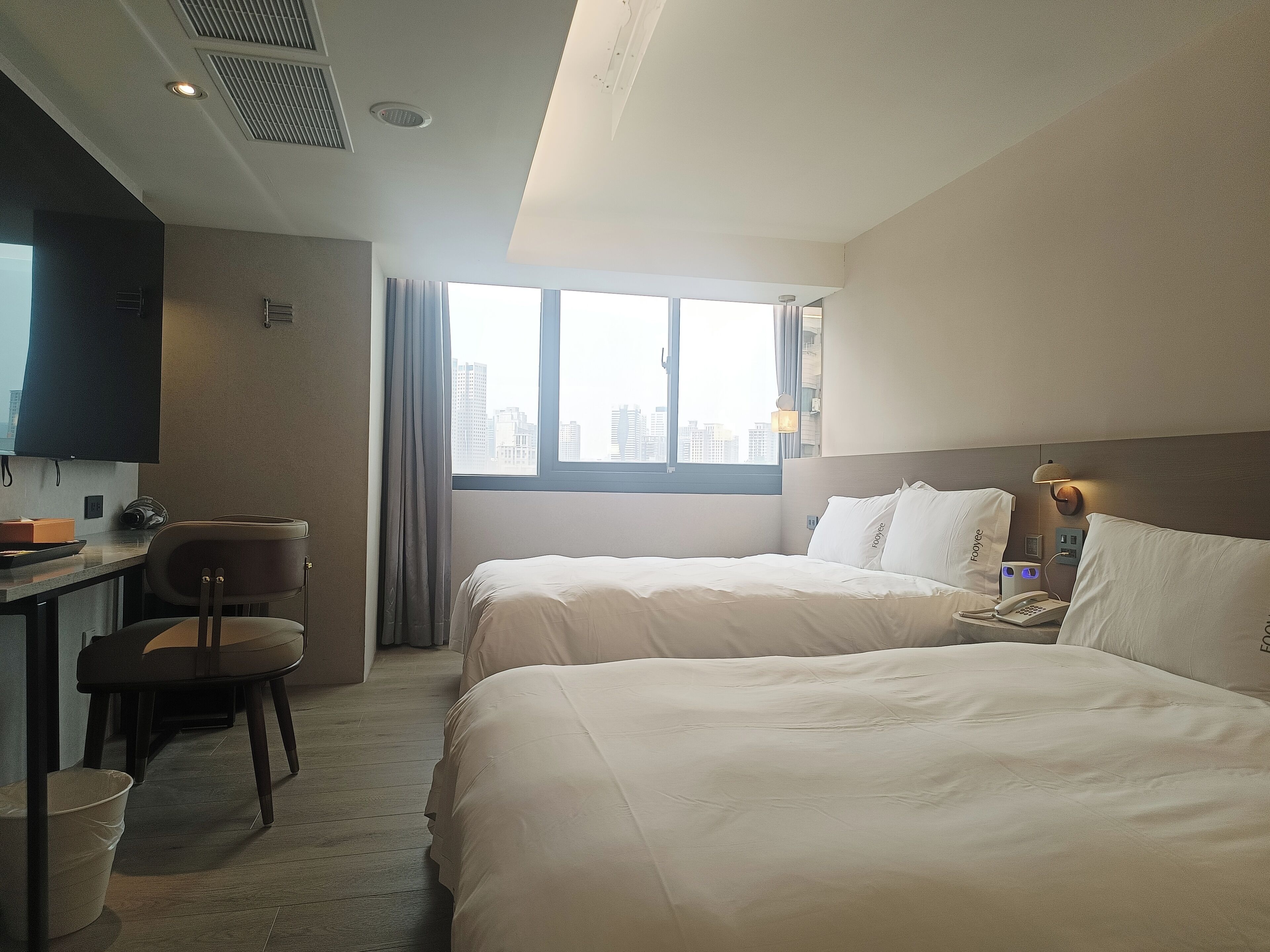 Neljän hengen comfort-huone, 1 keskisuuri parisänky ja vuodesohva, tupakointi kielletty | Työpöytä, kannettavalle tietokoneelle sopiva työtila, ilmainen Wi-Fi