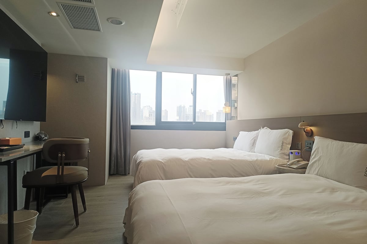 Habitación cuádruple Confort, 1 cama de matrimonio con sofá cama, no fumadores, vistas a la ciudad | Escritorio, espacio para trabajar con un portátil, wifi gratis