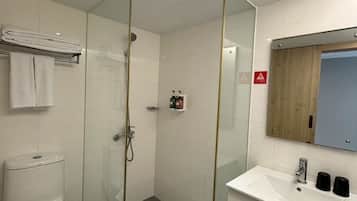 Zuhanyzó, hajszárító, törölközők és sampon