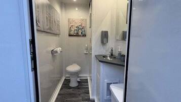 Jabón, shampoo, papel de baño