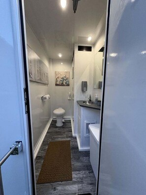 صابون، شامبو، ورق حمّام