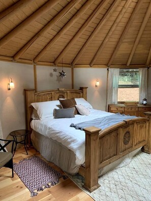 1 bedroom, bed sheets