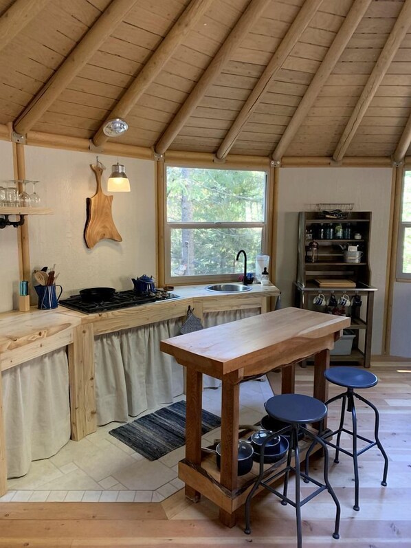 Stovetop, cookware/dishes/utensils