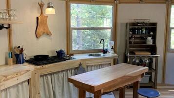 Stovetop, cookware/dishes/utensils