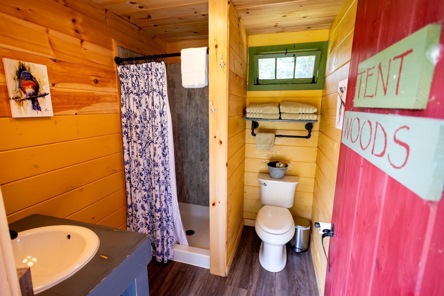 Sèche-cheveux, serviettes fournies, savon, shampoing