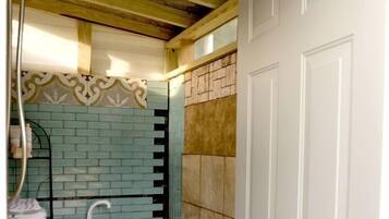 Toalhas de banho, papel higiênico