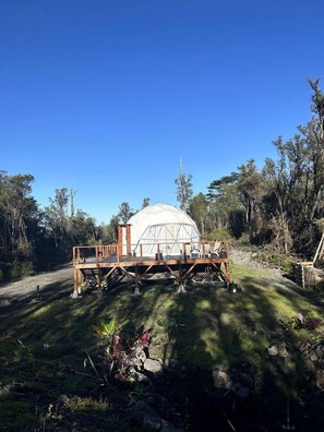 Terrace/patio - Off-Grid Luxury Dome For Stargazing Close to Volcano National Park, Hilo, Pahoa, Keaau (Mountain View)